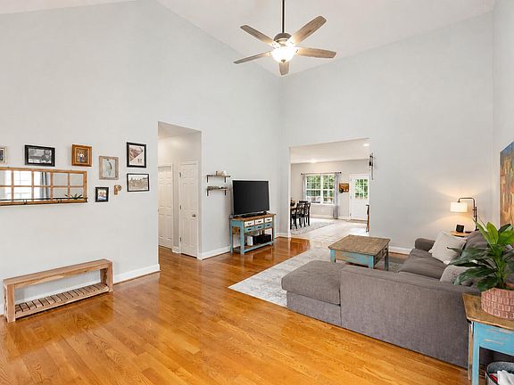 3rd image of 263 Southern Oaks Dr SE