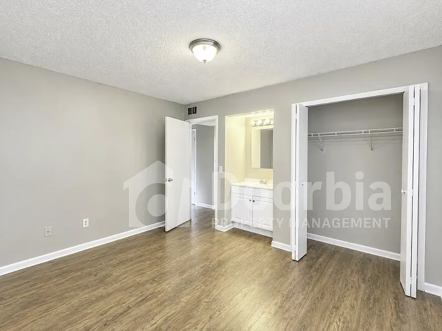 2 Bedroom, 1 Bathroom Duplex Downstairs Unit — Photo 4