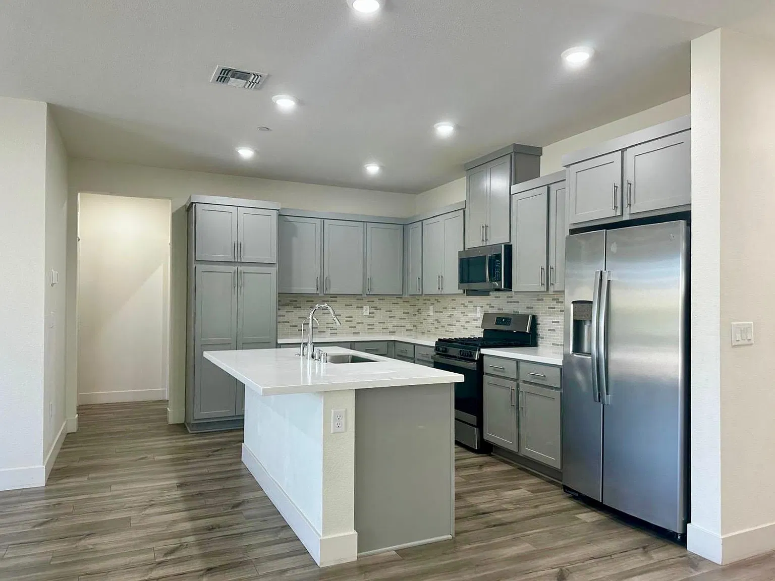 4 bed, 2094 sqft, $3,100 — Photo 4