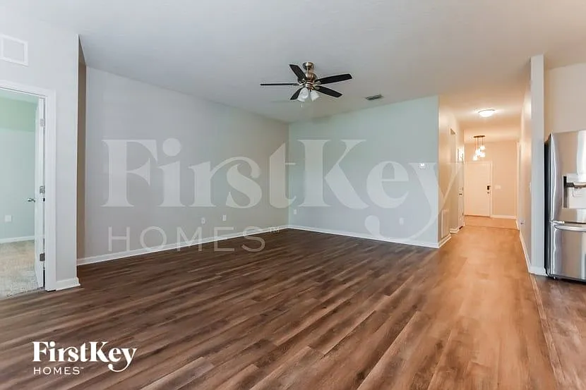 3 bed, 2.0 bath, 1779 sqft, $2,055 — Photo 2