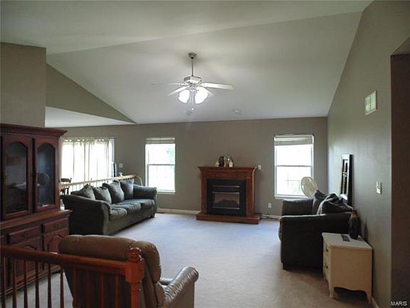 3rd image of 60 Wren Dr