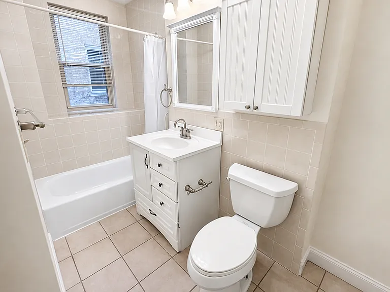 27 Queensberry St #4 — Photo 2