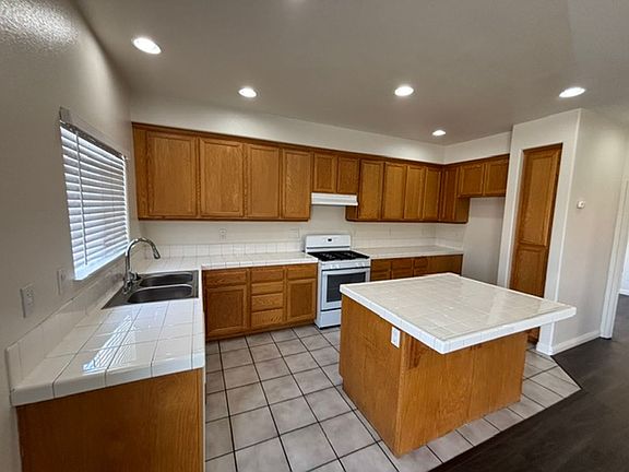 3rd image of 224 Fonzie Ave