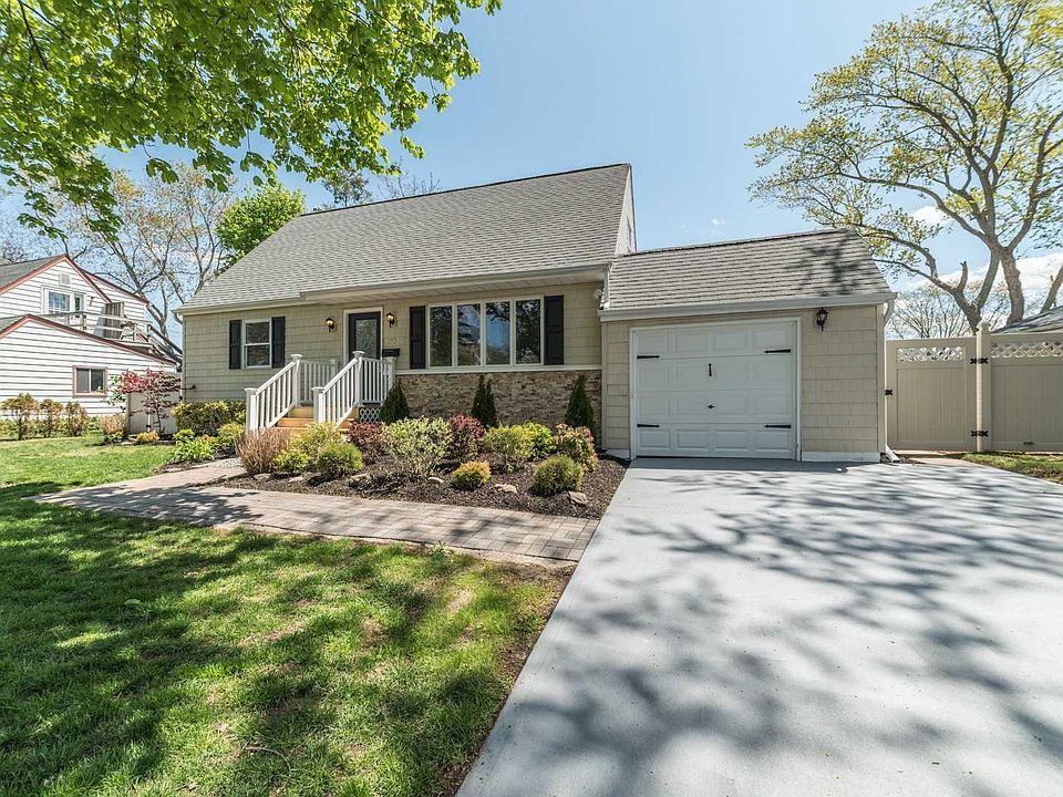 1st image of 27 Woods Ln