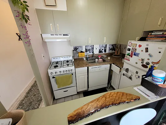 Rented by Halvatzis Realty | media 1