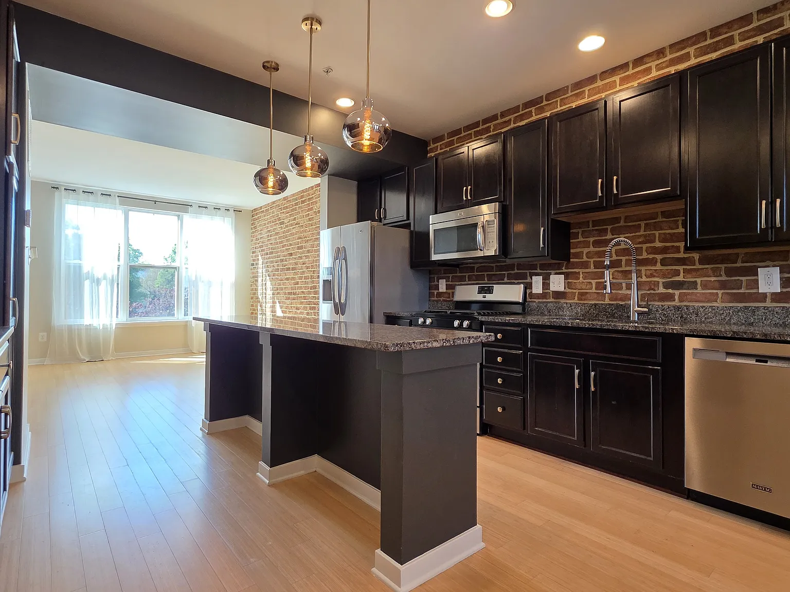 3 bed, 2.5 bath, 1806 sqft, $2,800 — Photo 2