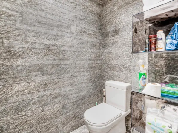 20 Pine Street image 8 of 9