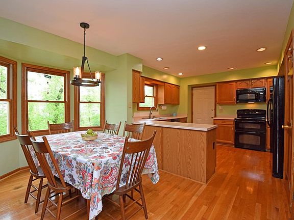 4th image of 890 Holz Ave