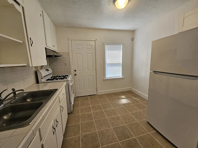 905 SW 28th St — Photo 3