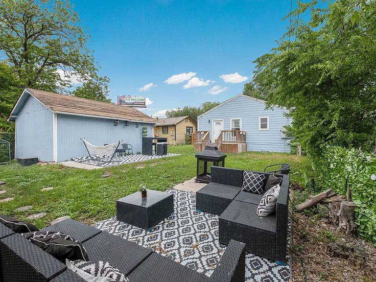 1318 Edison Dr — Photo 15