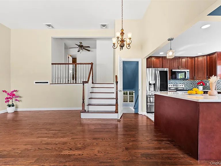 44 Bruce Ln — Photo 2