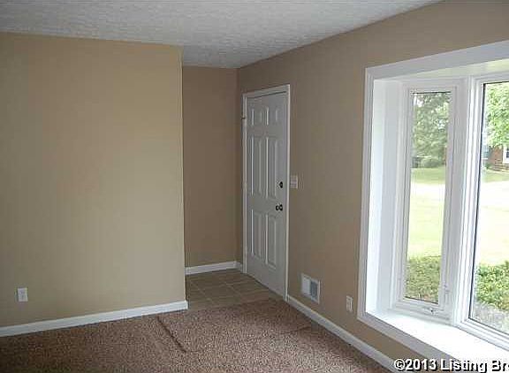 5th image of 370 Delania Dr