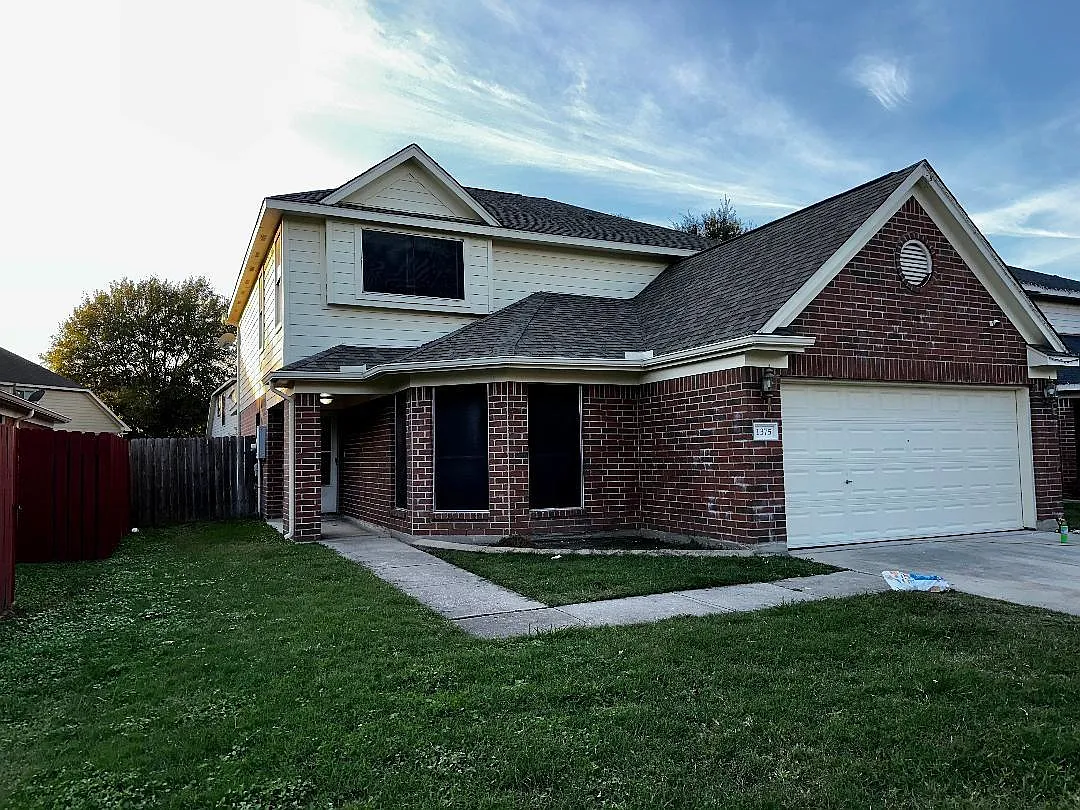 5 bed, 2.5 bath, 2385 sqft, $2,300 — Photo 1