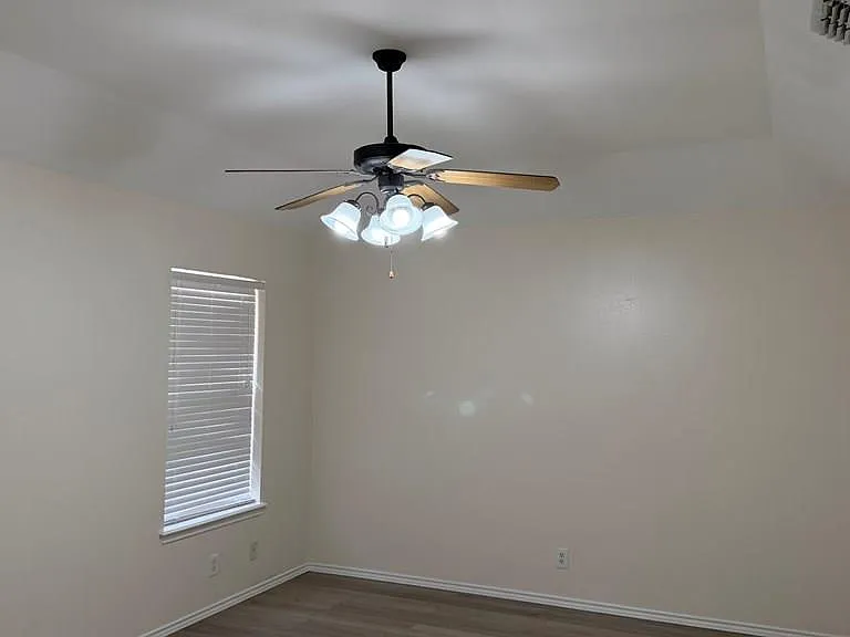 2034 Toluca Dr — Photo 9