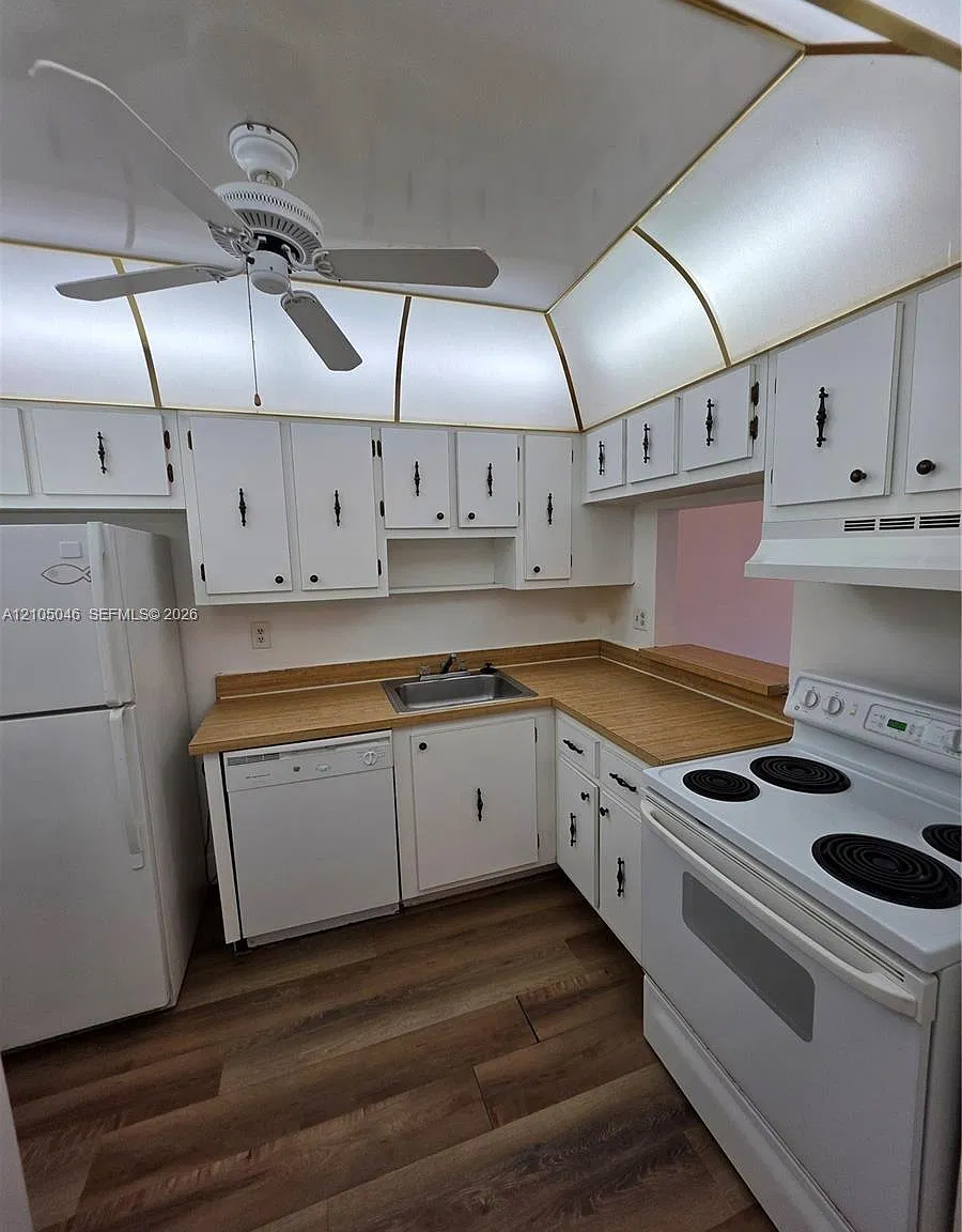 Heritage Circle Condo — Photo 1