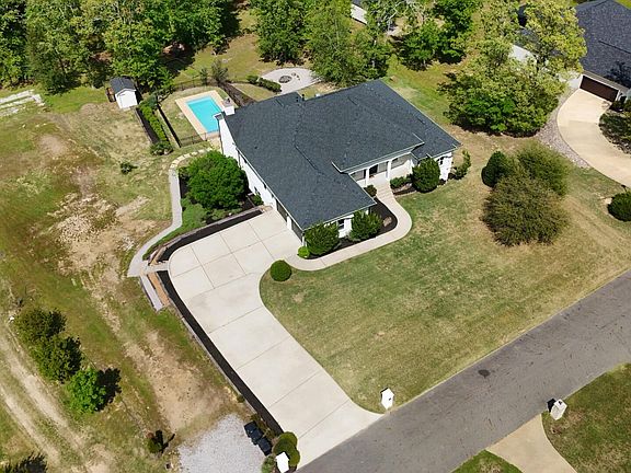 3rd image of 300 Crestview Dr