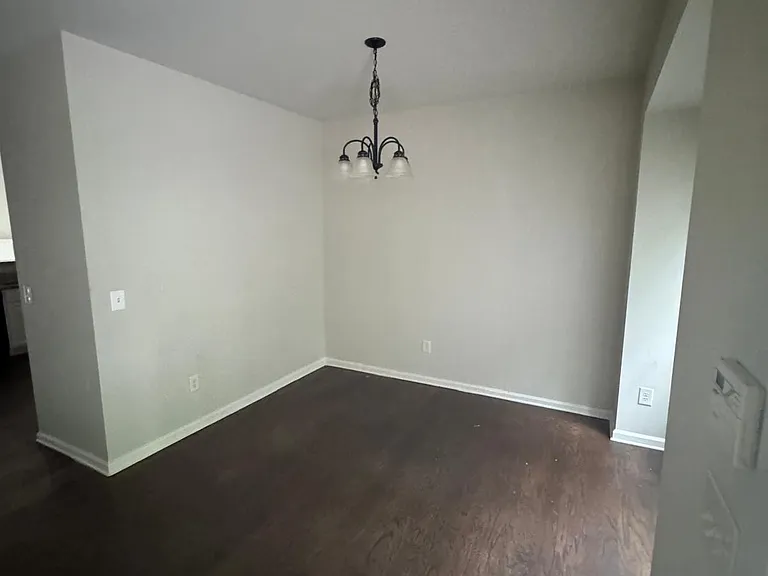 950 Redwood Dr — Photo 3