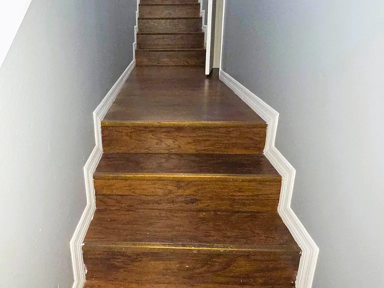 Modern staircase connecting both levels of the duplex