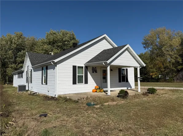 512 W Main St, Shumway, IL 62461
