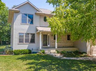 904 Warwick Dr, Cedar Falls, IA 50613