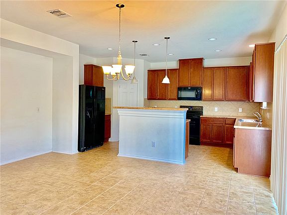 4th image of 1231 Hyde Park Dr