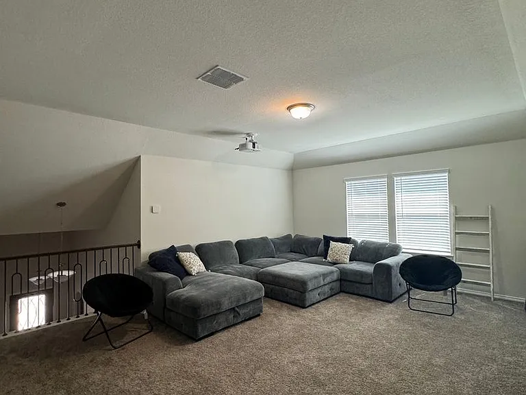 12514 Thrall — Photo 18