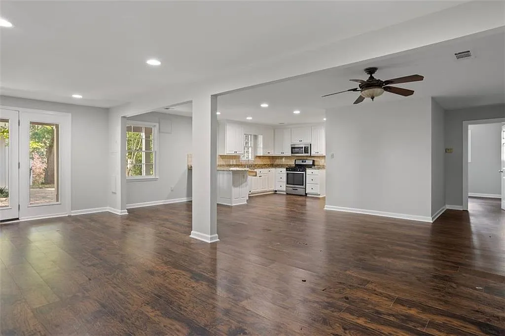 4 bed, 3.0 bath, 2700 sqft, $2,500 — Photo 3
