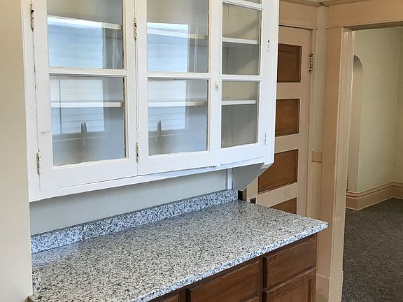 5th image of 884 Margaret St #2