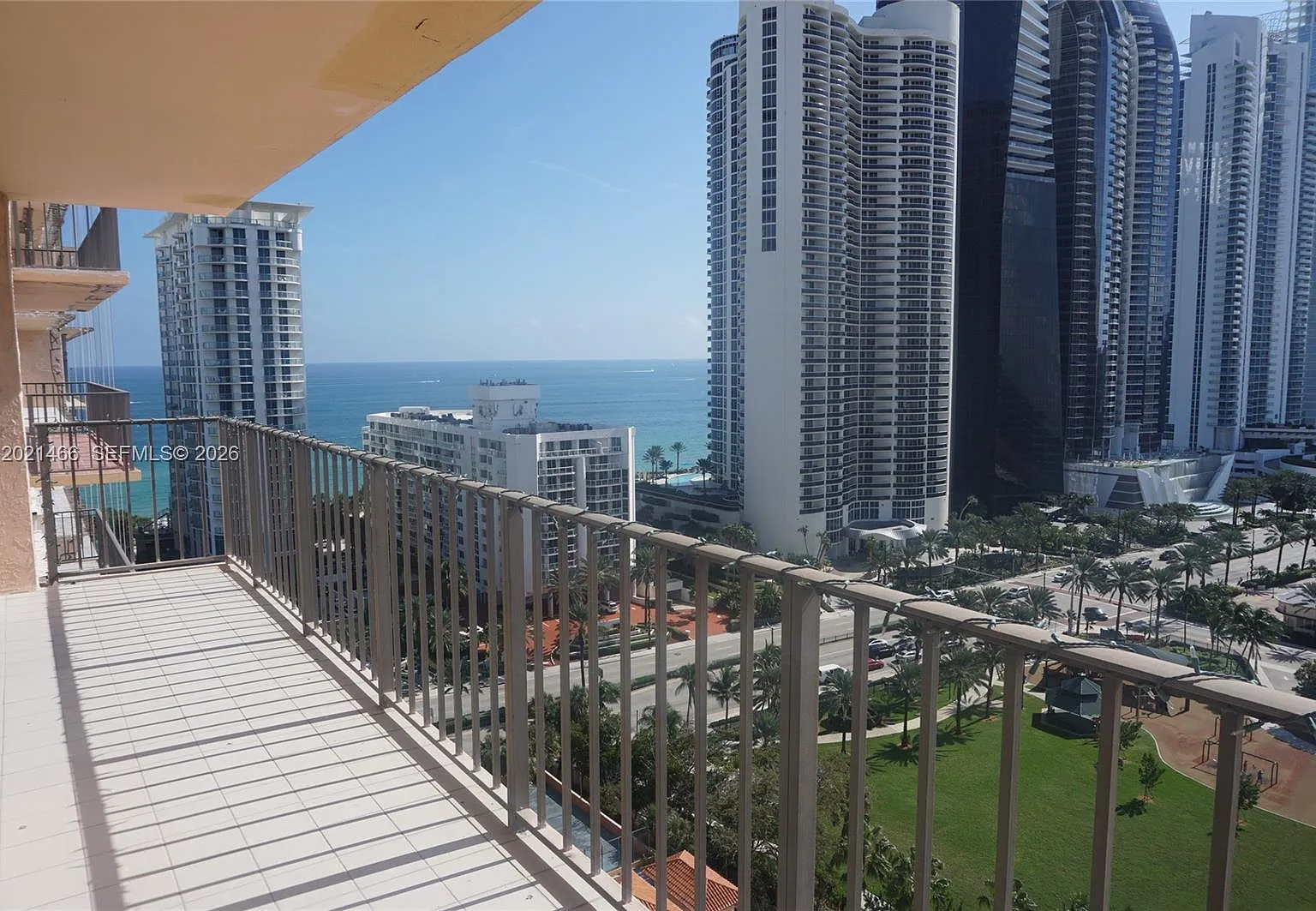 Winston Towers 600 Condo — Photo 2