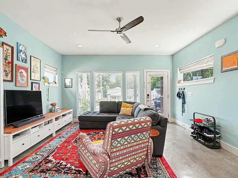 611B Waco Dr — Photo 3