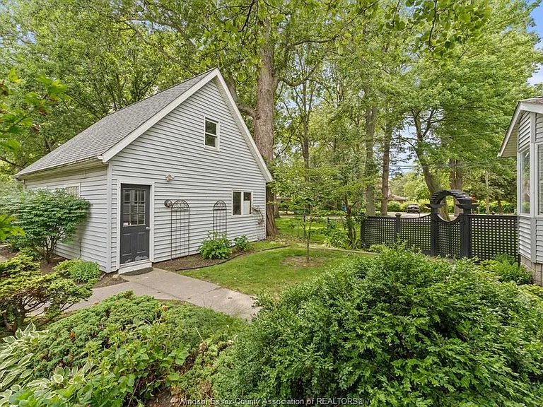 12746 Riverside Dr E — Photo 38
