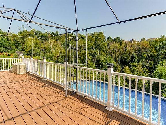 5th image of 520 Silver Hollow Dr