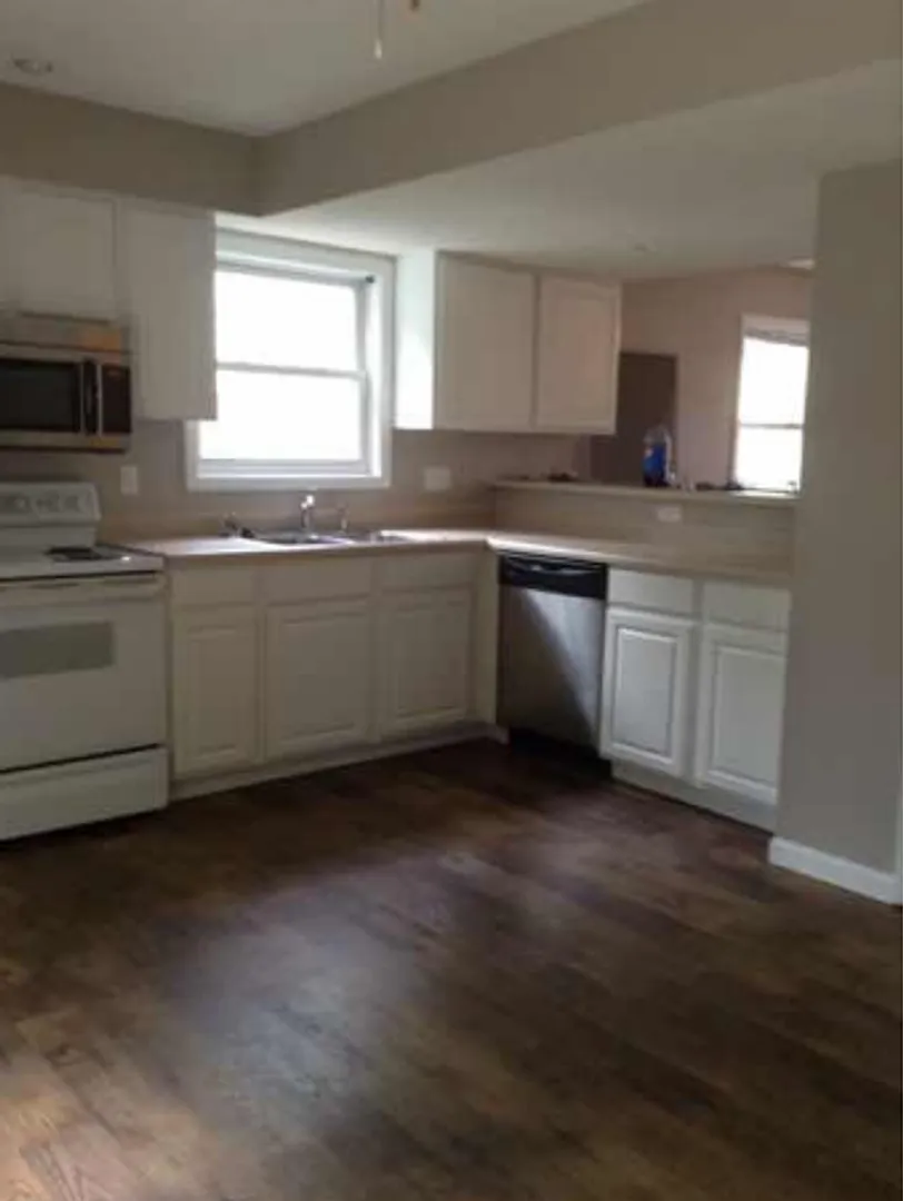 3 bedroom, 2.5 bath Townhome in Oaklawn Park — Photo 4
