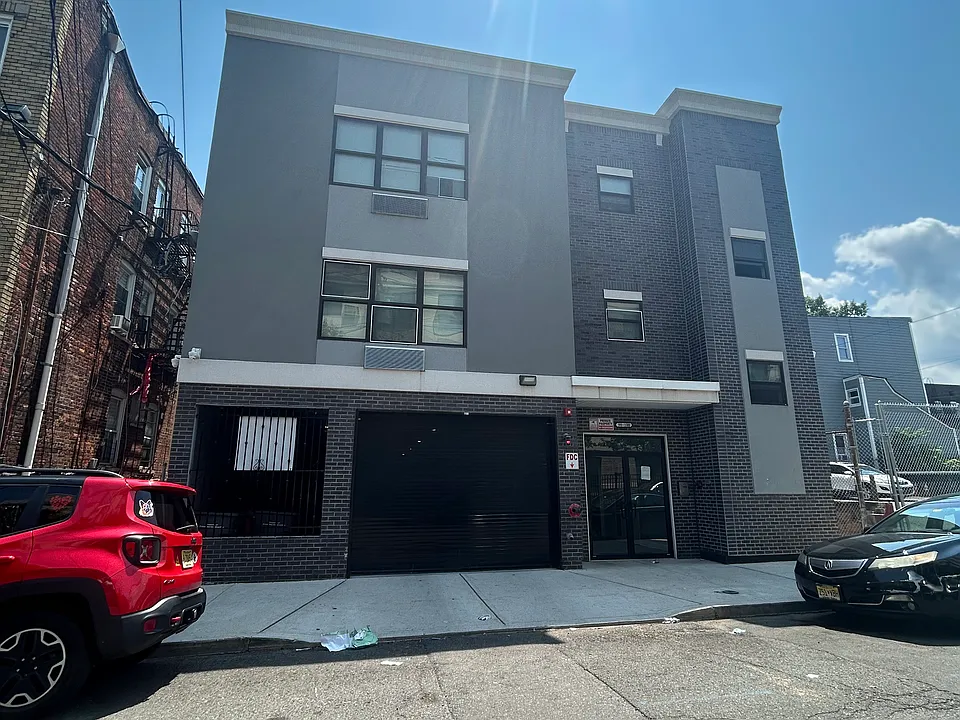 98 12th Ave #3