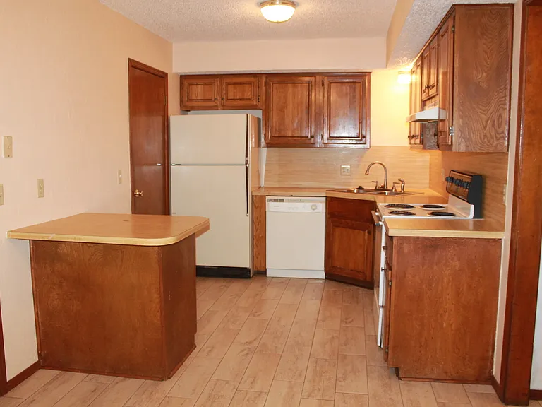 1120 Tall Oaks Dr — Photo 4