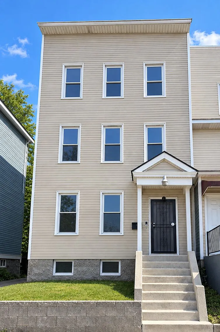 3 bed, $2,200 — Photo 1