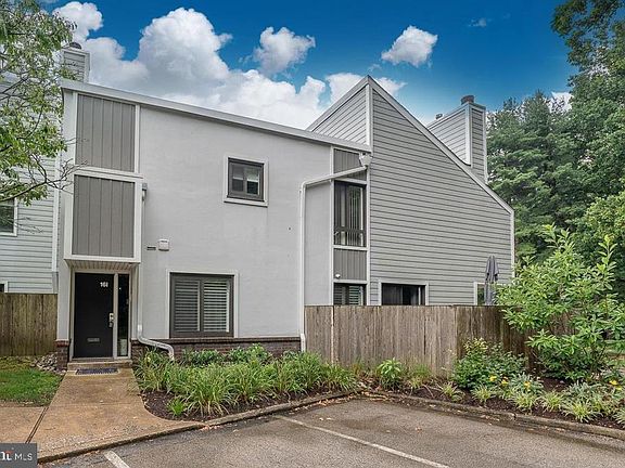 2nd image of 1750 Oakwood Ter APT 16I