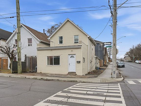 5th image of 237 Queen St N