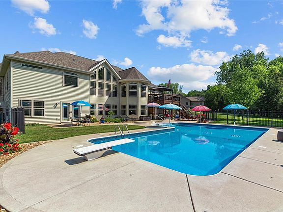 3rd image of 221 Pintail Dr