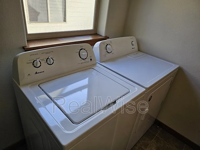 511 NE 84th Cir — Photo 16