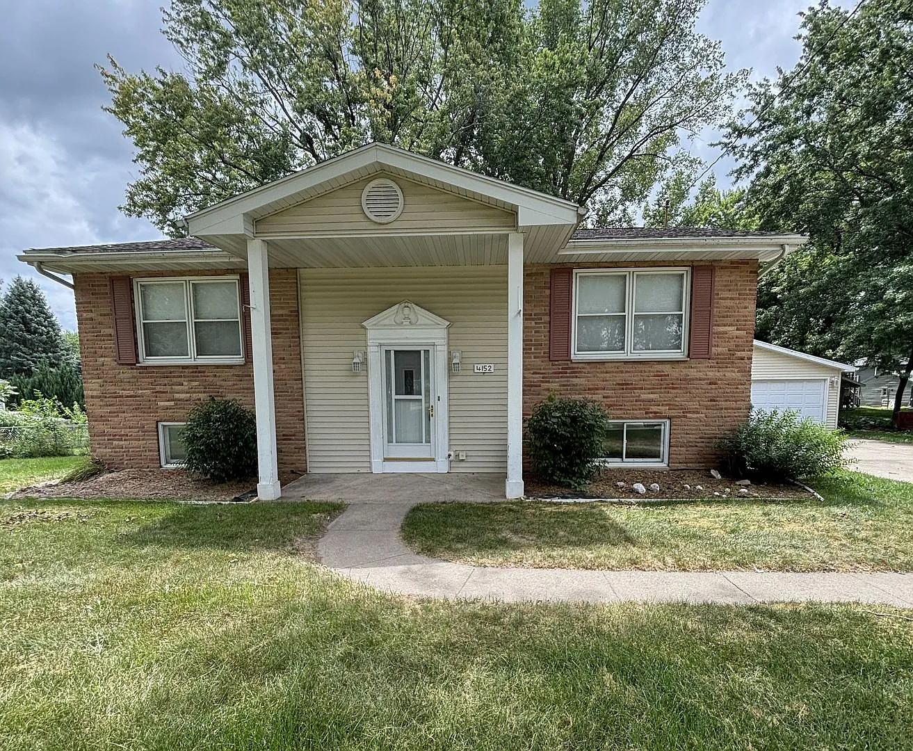 Spacious 3 bedroom, 2 bath home in Waterloo in quiet neighborhood — Photo 1