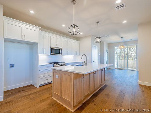 4th image of 1007 E Delmar St