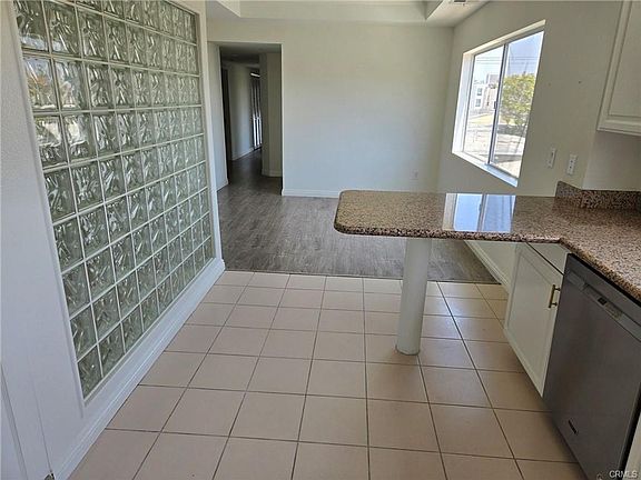 3rd image of 1414 S Saltair Ave APT 301