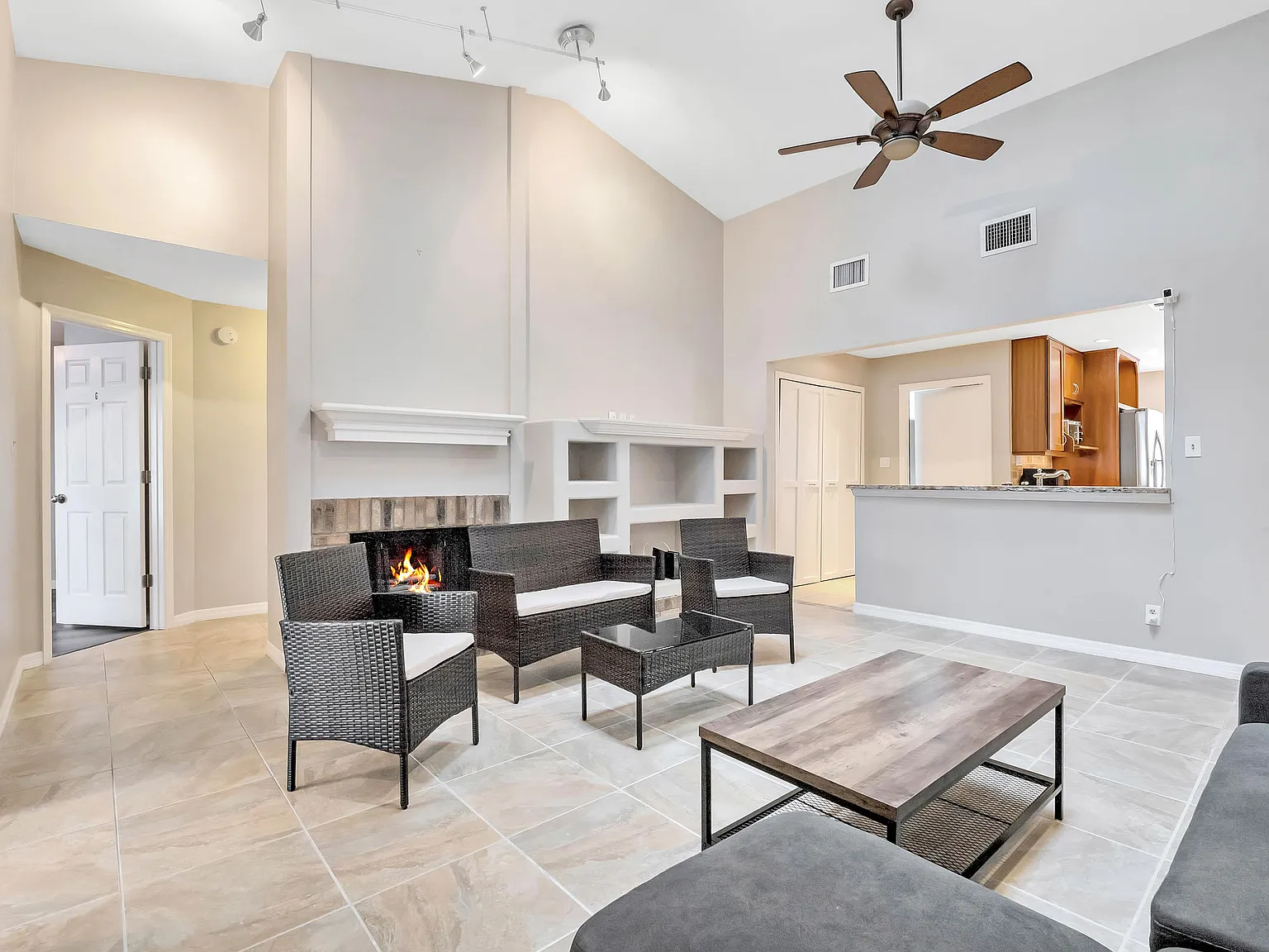 4 bed, 3.0 bath, 2480 sqft, $957 — Photo 2