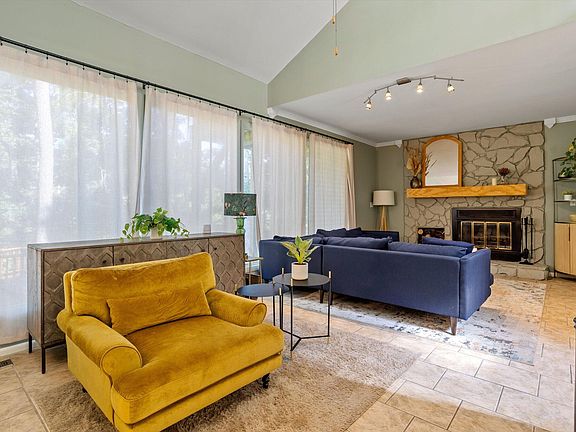 5th image of 5 Sandstone Ridge Dr