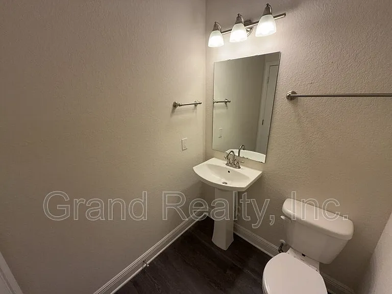 5033 Peach Dr — Photo 6
