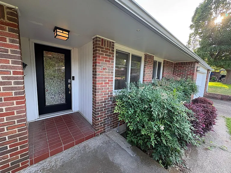 430 Mayrant Dr — Photo 2