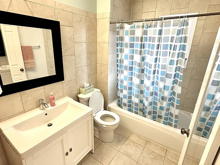712 E Denny Way — Photo 9