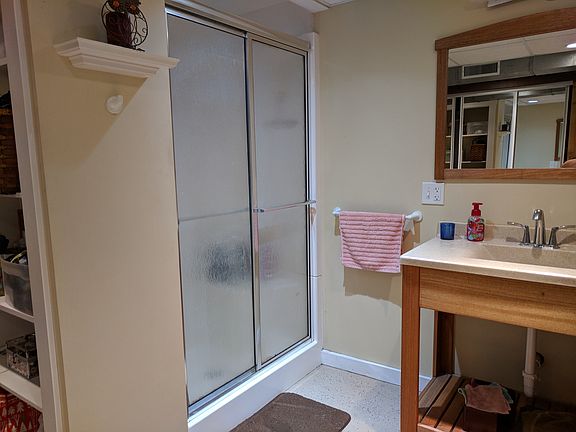 5th image of 931 Lakeview Dr