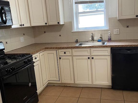 2nd image of 922 S 12th St